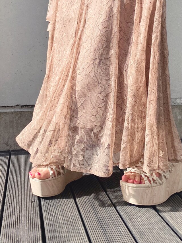 ブラウン系のスカート、ホワイト系のサンダル、ホワイト系のニット/セーターを着用したレディースの春コーディネートの6枚目の写真