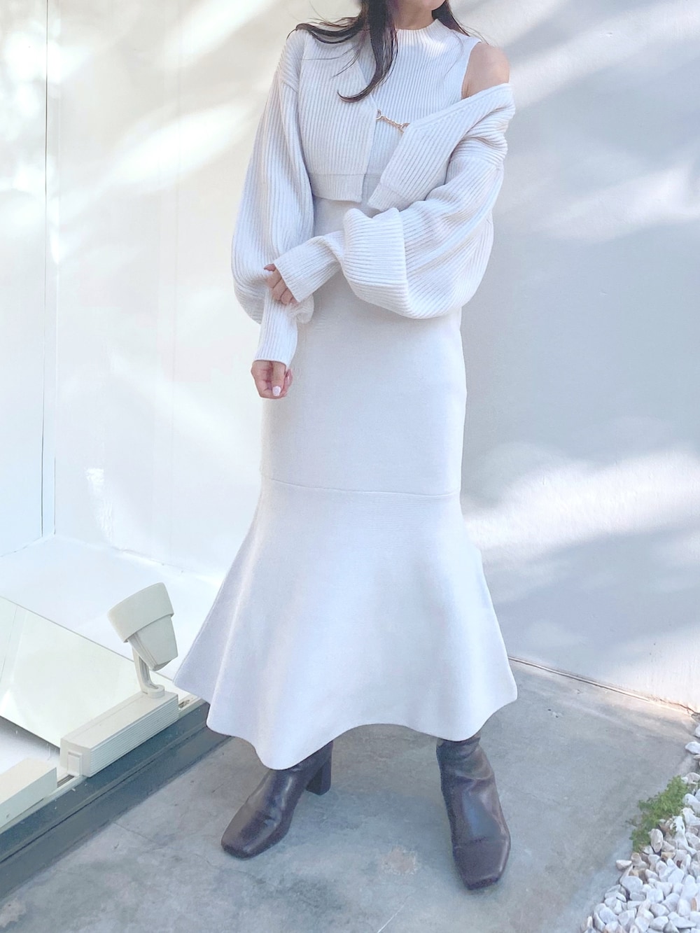 ブラウン系のブーツ、ホワイト系のワンピース、ホワイト系のハットを着用したレディースの秋コーディネートの3枚目の写真