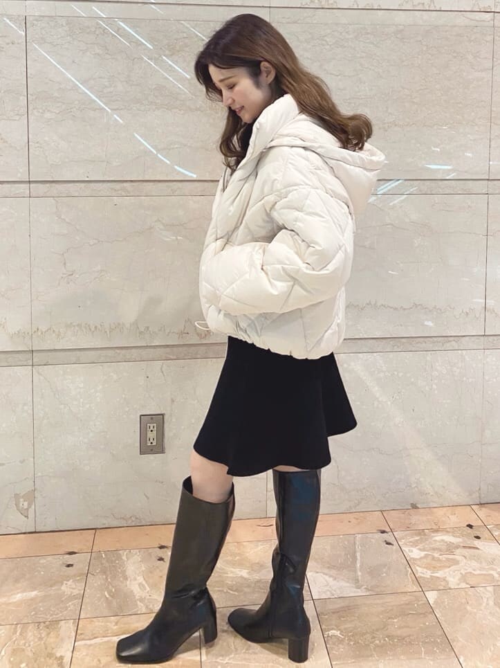 ホワイト系のブルゾンを着用したレディースの冬コーディネートの3枚目の写真