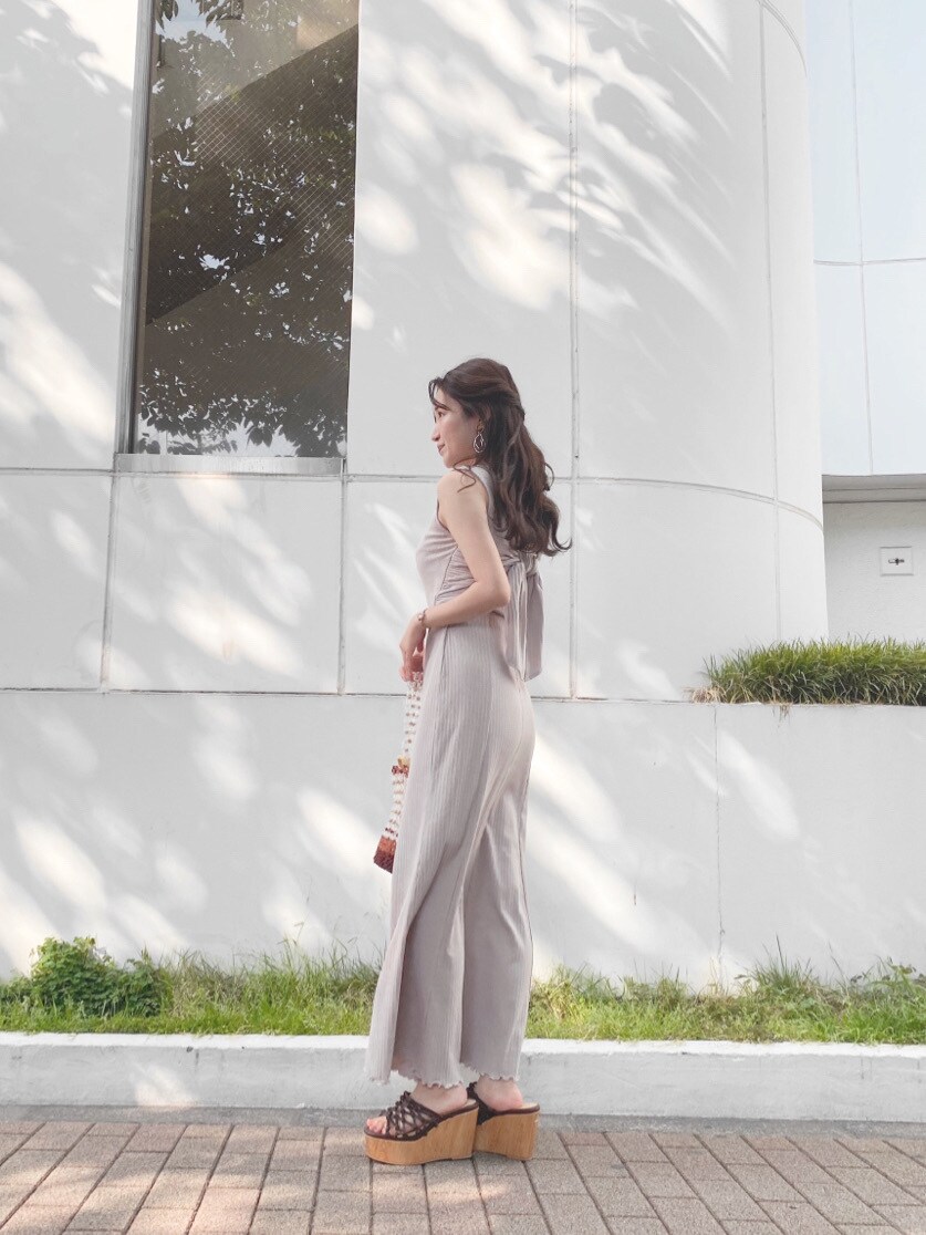 ブラウン系のサンダル、その他のハンドバッグを着用したレディースの春コーディネートの5枚目の写真