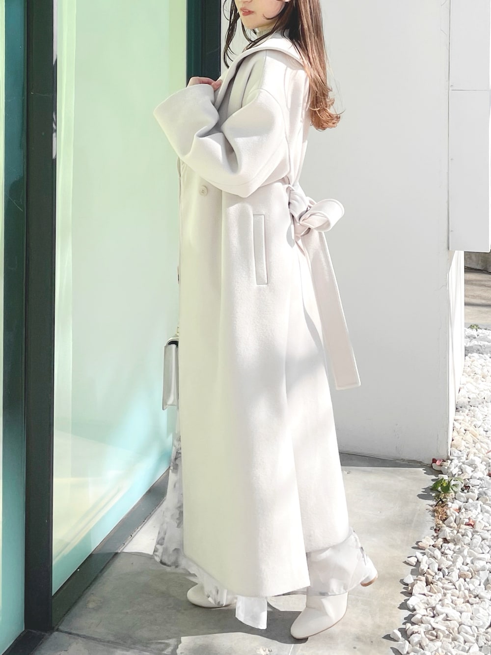 「マーキュリーデュオ(MERCURYDUO)、マーキュリーデュオ、冬コーデ、お出かけコーデ、大人かわいい、冬ファッション、淡色コーデ、着回しコーデ、コート、ロングコート、花柄ワンピース、オトナ女子、デニムコーデ」｜「MERCURYDUOのフラワードッキングロングスリーブワンピース（ワンピース、ベージュ系）」を使った、nayuuさん（レディース・150cm）の冬コーディネートの4枚目の写真