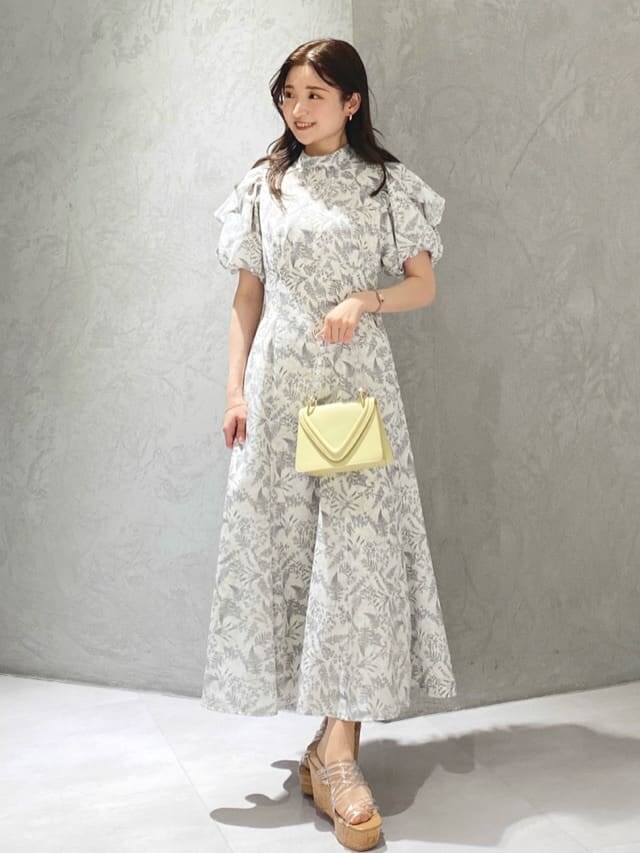 その他のサンダル、ホワイト系のワンピースを着用したレディースの春コーディネートの2枚目の写真