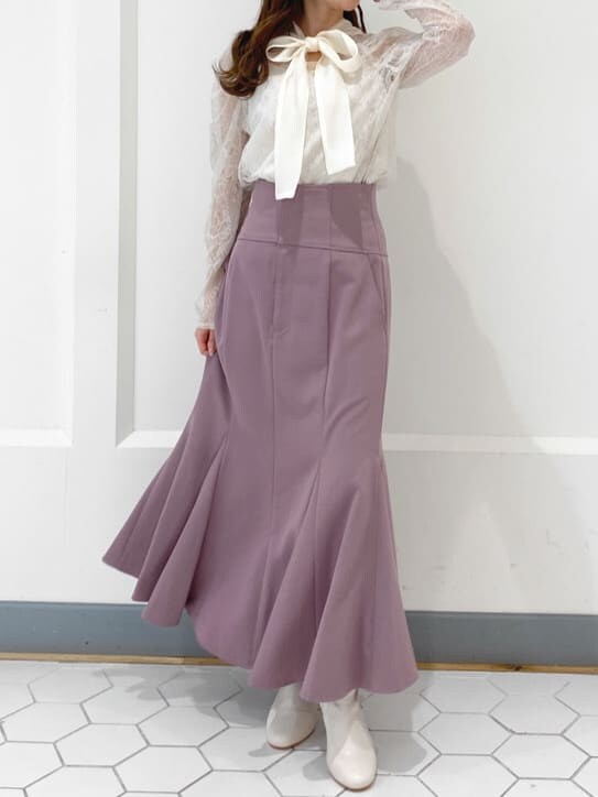 ピンク系のスカート、ホワイト系のシャツ/ブラウスを着用したレディースの冬コーディネートの6枚目の写真