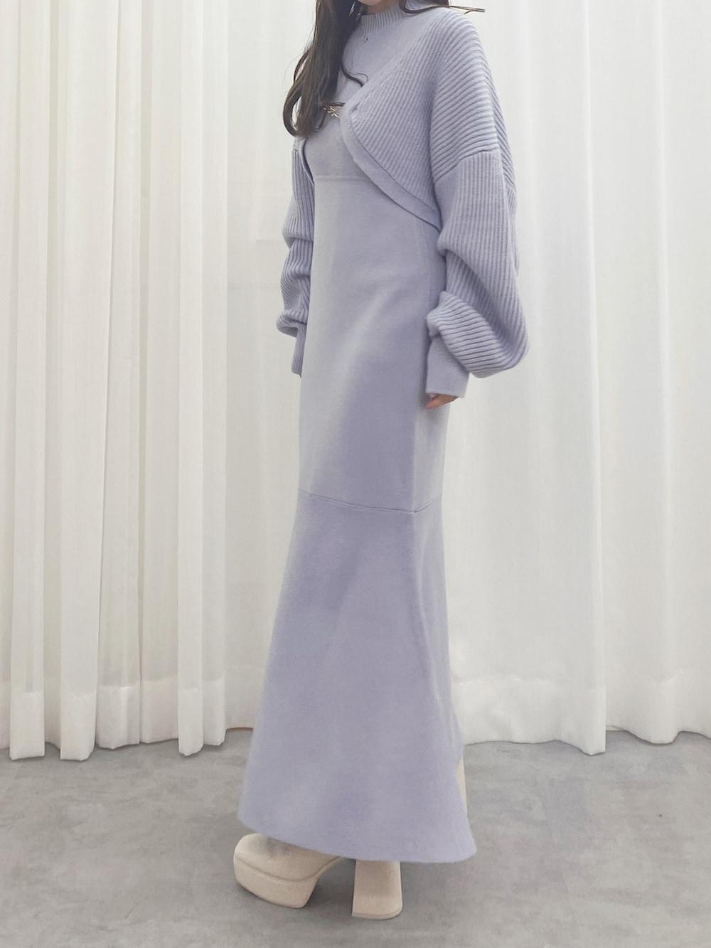 ホワイト系のブーツ、ブルー系のワンピースを着用したレディースの秋コーディネートの3枚目の写真