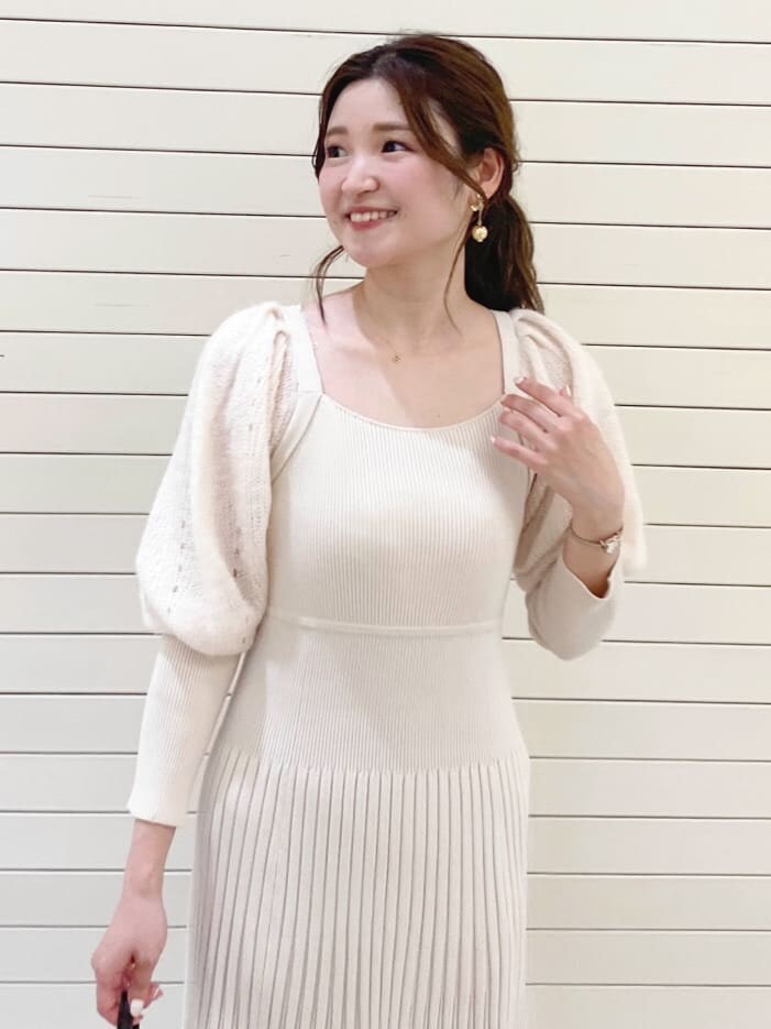 ブラウン系のハンドバッグ、ホワイト系のワンピースを着用したレディースの秋コーディネートの4枚目の写真