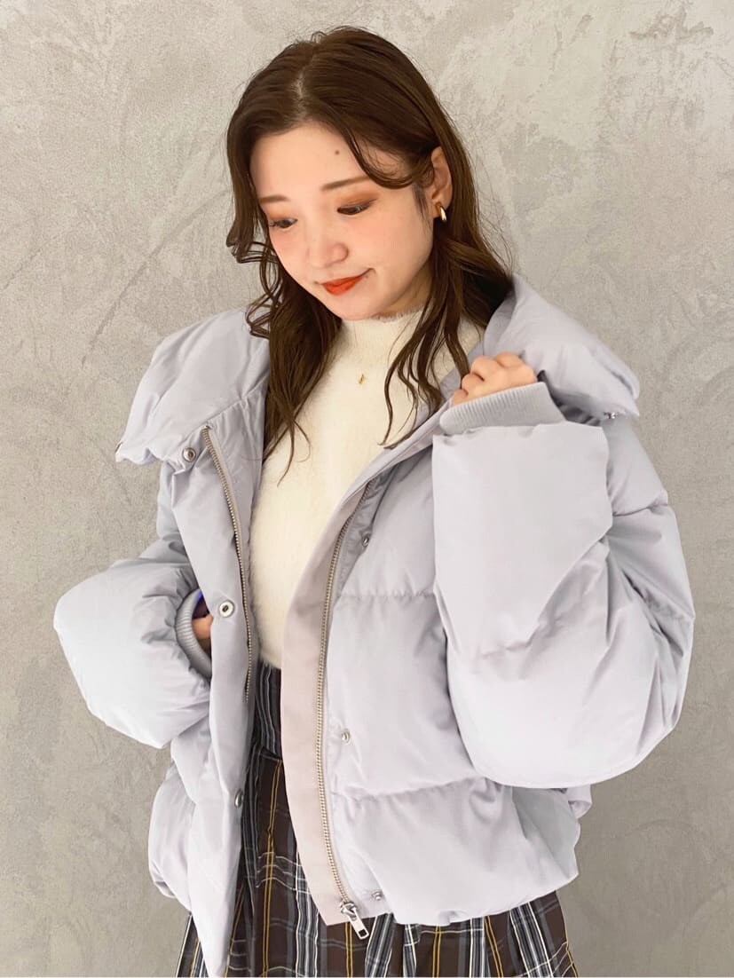 ブルー系のダウンジャケット/コート、ホワイト系のニット/セーター、ブルー系のダウンジャケット/コートを着用したレディースの秋コーディネートの6枚目の写真