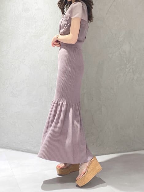 その他のサンダル、ピンク系のワンピースを着用したレディースの春コーディネートの4枚目の写真