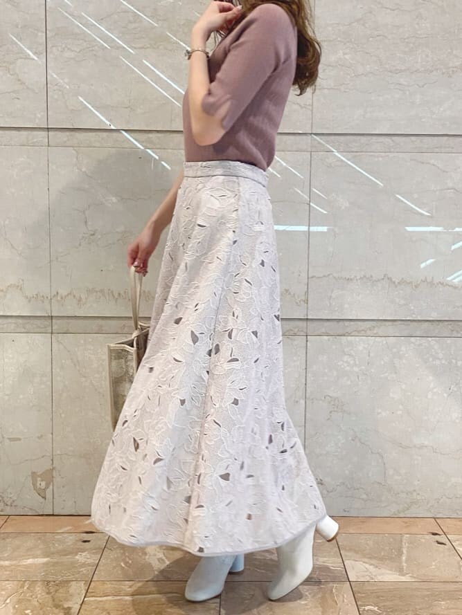 ホワイト系のその他シューズ、ベージュ系のハンドバッグ、ピンク系のニット/セーターを着用したレディースの夏コーディネートの4枚目の写真