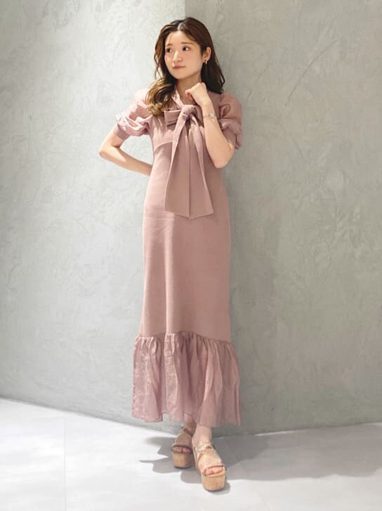 ベージュ系のサンダル、ピンク系のワンピースを着用したレディースの夏コーディネートの3枚目の写真