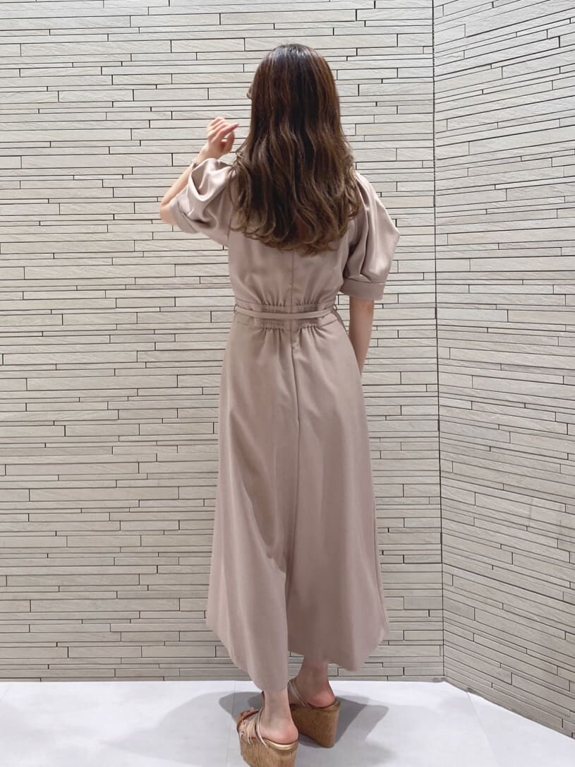 ベージュ系のサンダル、レッド系のワンピースを着用したレディースの夏コーディネートの8枚目の写真