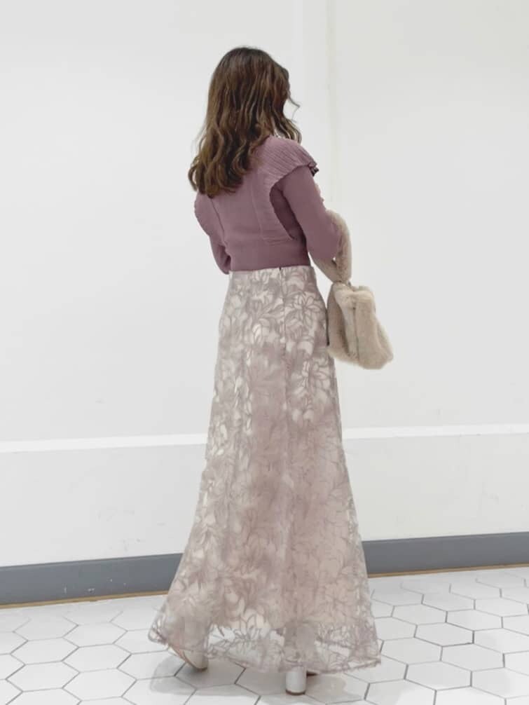 ブラウン系のニット/セーター、ベージュ系のハンドバッグ、ピンク系のスカートを着用したレディースの秋コーディネートの8枚目の写真