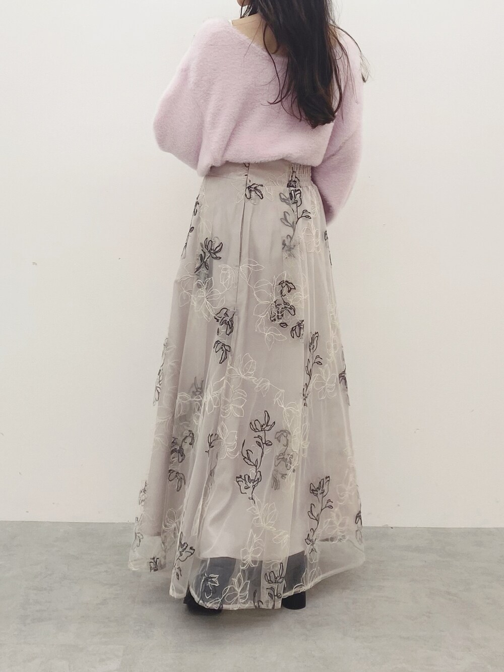 ピンク系のハンドバッグ、ブラック系のブーツ、ピンク系のニット/セーターを着用したレディースの秋コーディネートの7枚目の写真