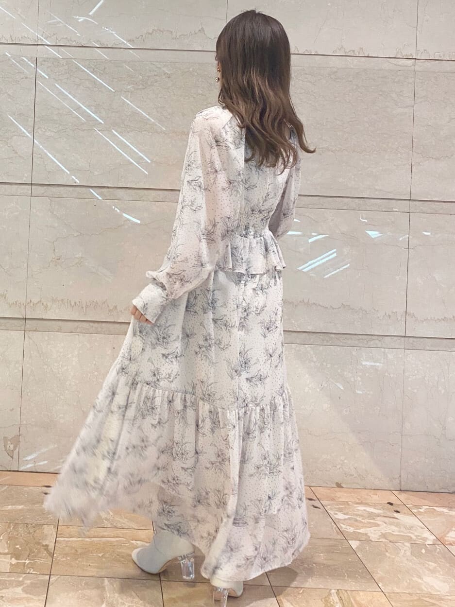 ホワイト系のその他シューズ、ベージュ系のワンピースを着用したレディースの冬コーディネートの6枚目の写真