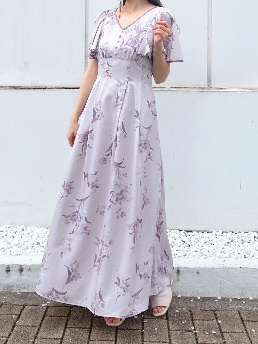 ピンク系のワンピース、ホワイト系のブーツを着用したレディースの夏コーディネートの2枚目の写真