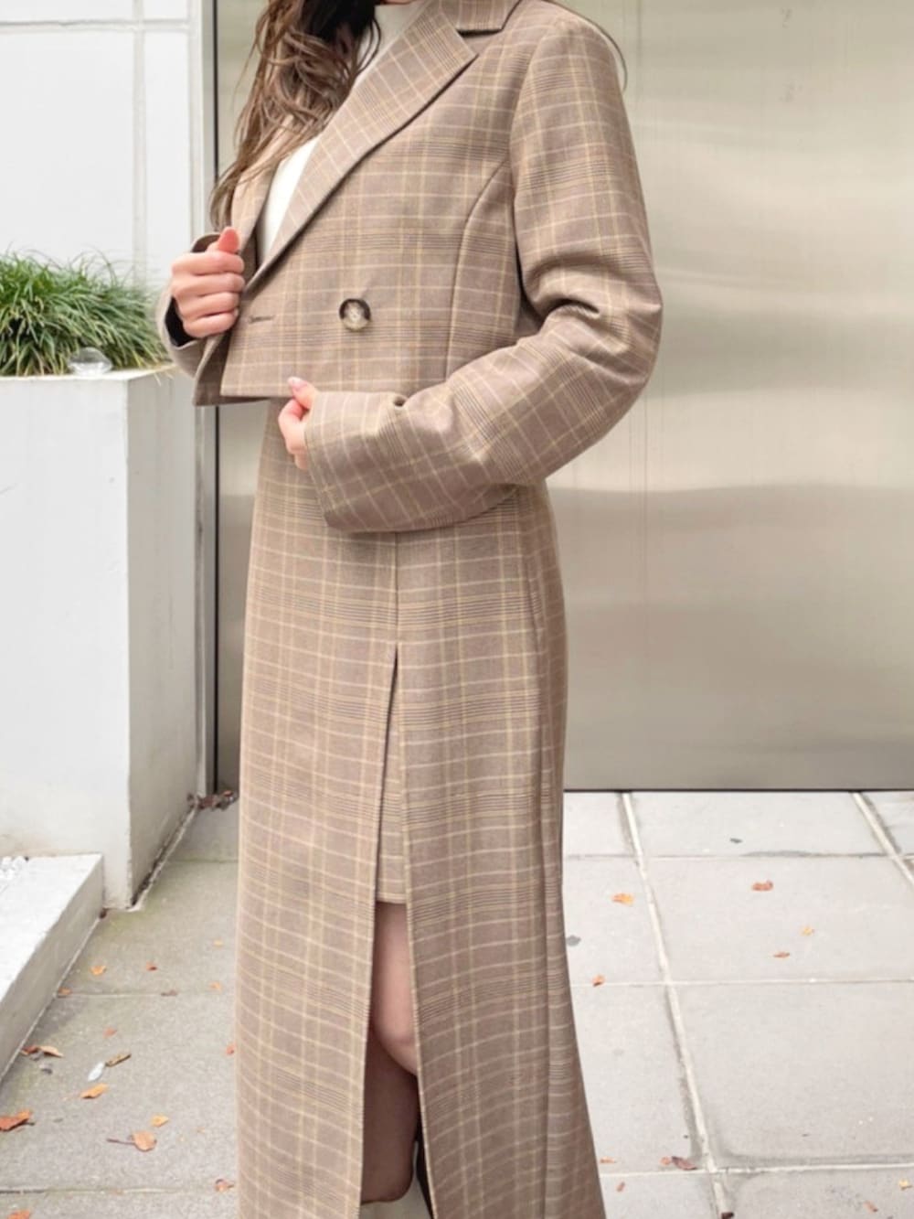 ベージュ系のテーラードジャケット、ベージュ系のスカート、ホワイト系のブーツを着用したレディースの秋コーディネートの4枚目の写真