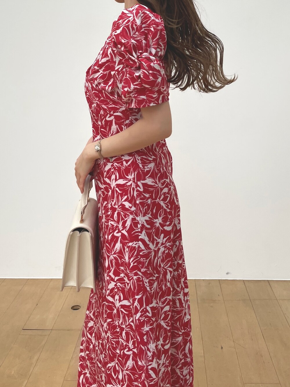 その他のサンダル、ホワイト系のハンドバッグ、レッド系のワンピースを着用したレディースの夏コーディネートの5枚目の写真