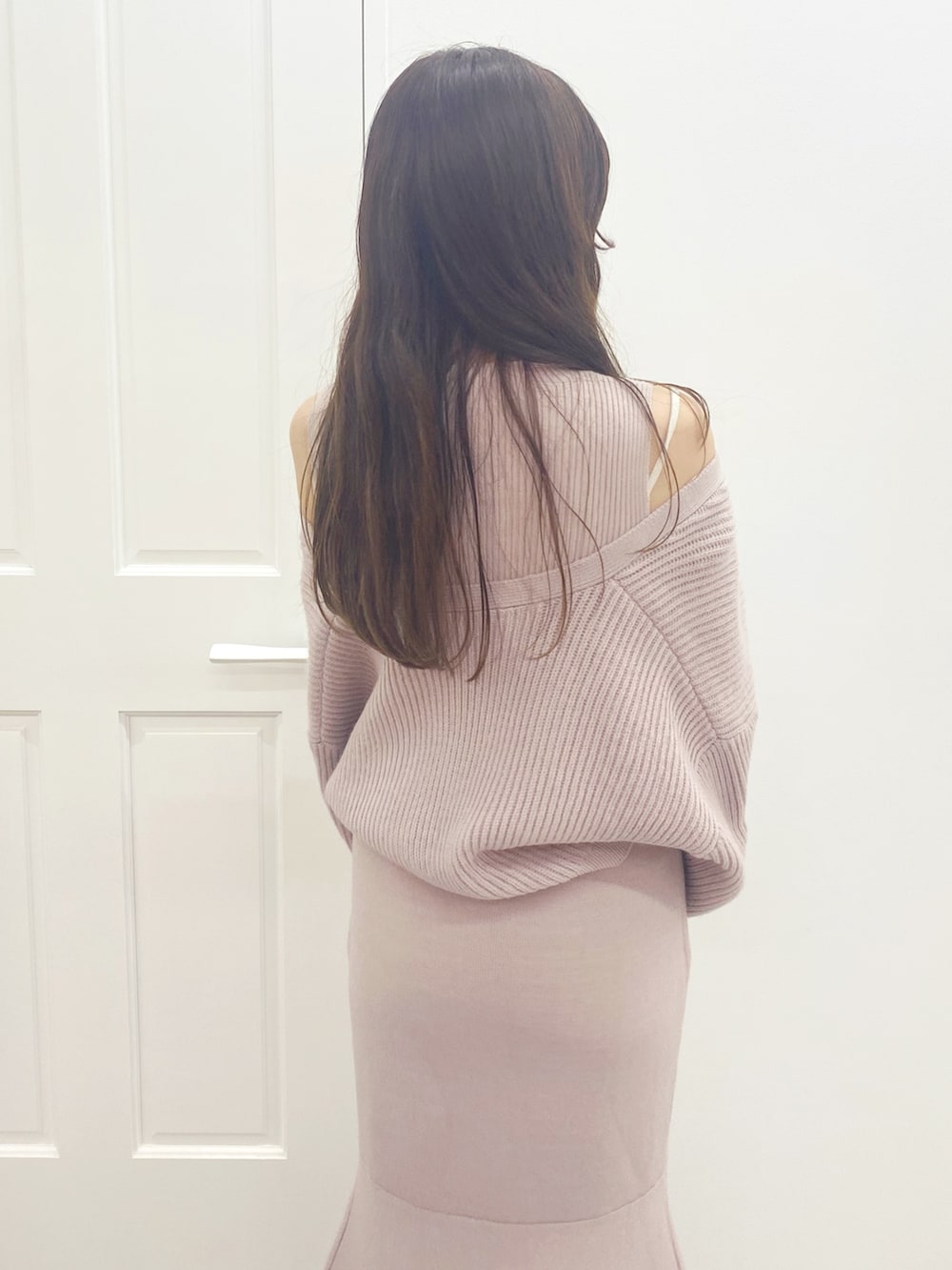 ブラック系のブーツ、ピンク系のワンピースを着用したレディースの秋コーディネートの6枚目の写真