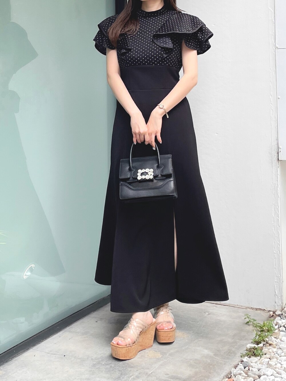 その他のサンダル、ブラック系のショルダーバッグ、ブラック系のワンピースを着用したレディースの夏コーディネートの3枚目の写真