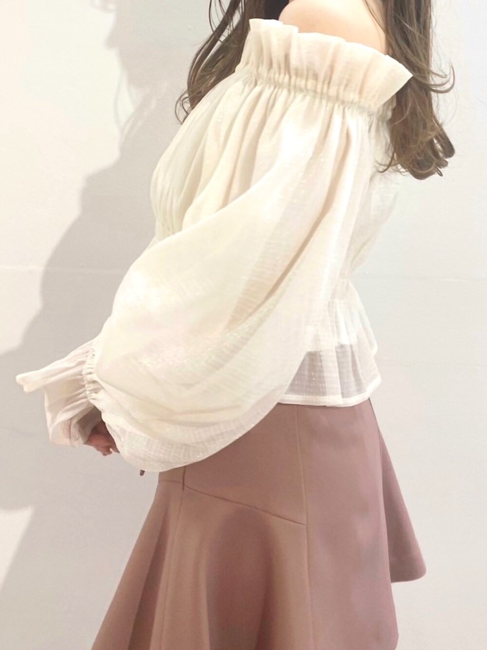 ブラウン系のその他パンツ、ホワイト系のシャツ/ブラウス、ブラック系のブーツを着用したレディースの冬コーディネートの4枚目の写真