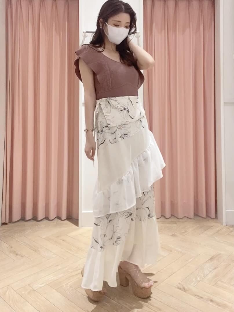 ブラウン系のニット/セーター、ホワイト系のスカートを着用したレディースの夏コーディネートの2枚目の写真