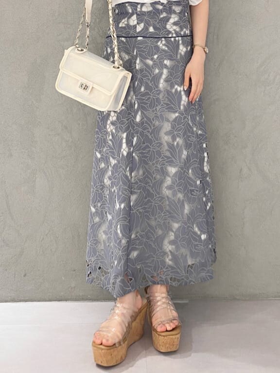 その他のサンダル、ブルー系のスカート、ホワイト系のシャツ/ブラウスを着用したレディースの夏コーディネートの7枚目の写真