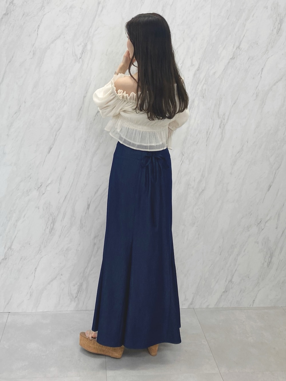 ホワイト系のシャツ/ブラウス、ブルー系のスカート、その他のサンダルを着用したレディースの夏コーディネートの6枚目の写真