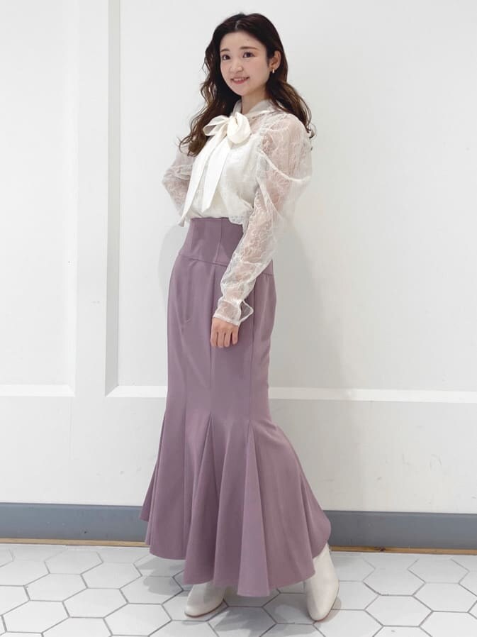 ピンク系のスカート、ホワイト系のシャツ/ブラウスを着用したレディースの冬コーディネートの3枚目の写真