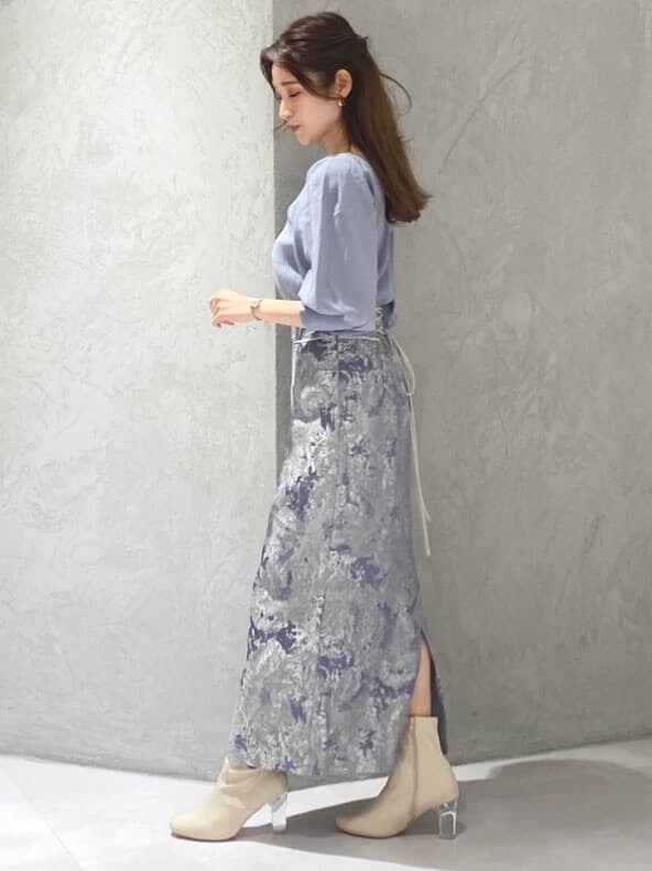 ブルー系のスカート、ブルー系のカーディガン/ボレロを着用したレディースの冬コーディネートの2枚目の写真