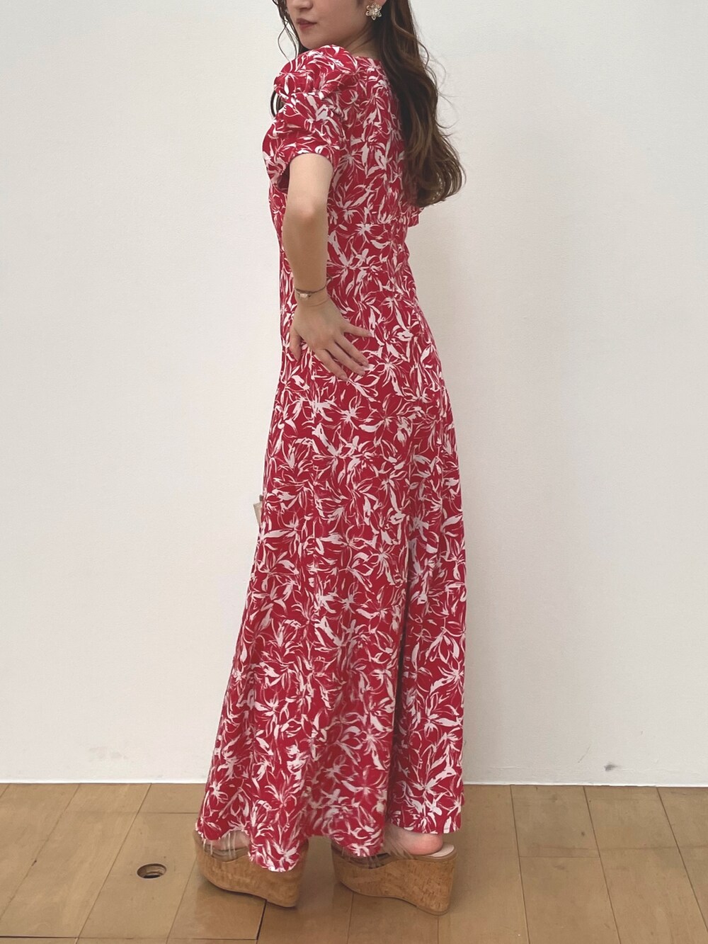 その他のサンダル、ホワイト系のハンドバッグ、レッド系のワンピースを着用したレディースの夏コーディネートの4枚目の写真