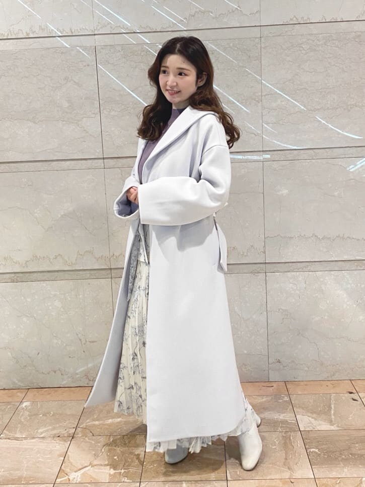 パープル系のステンカラーコートを着用したレディースの冬コーディネートの2枚目の写真