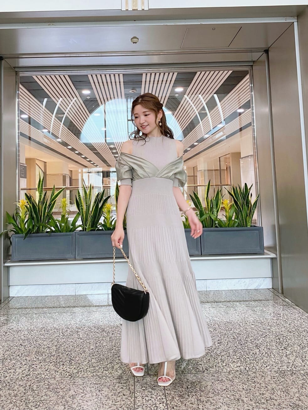 グリーン系のワンピース、ホワイト系のその他シューズ、ブラック系のハンドバッグを着用したレディースの夏コーディネートの6枚目の写真