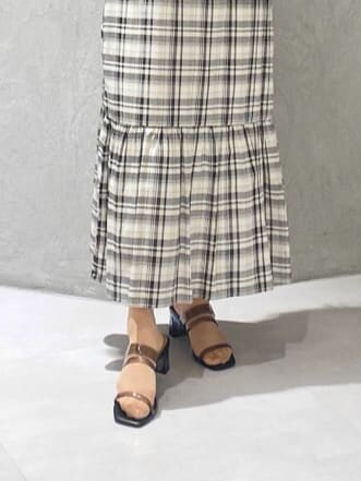 その他のワンピース、ブラック系のサンダル、ベージュ系のトートバッグを着用したレディースの春コーディネートの9枚目の写真