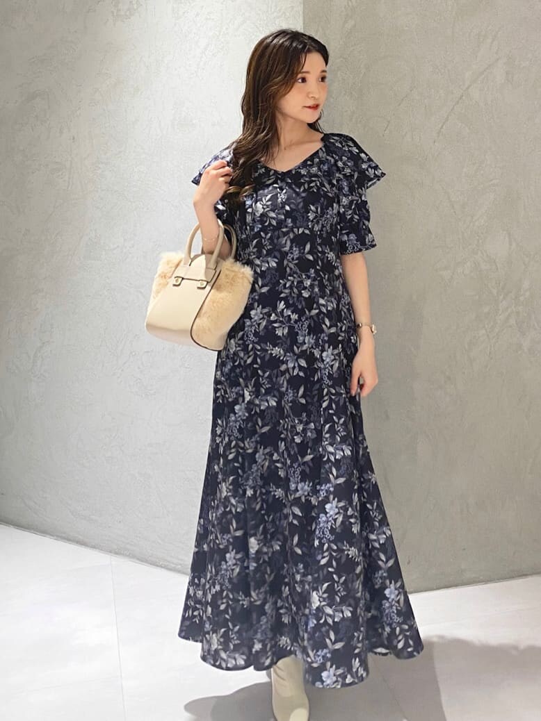 ホワイト系のブーツ、ホワイト系のハンドバッグ、ブルー系のワンピースを着用したレディースの夏コーディネートの2枚目の写真