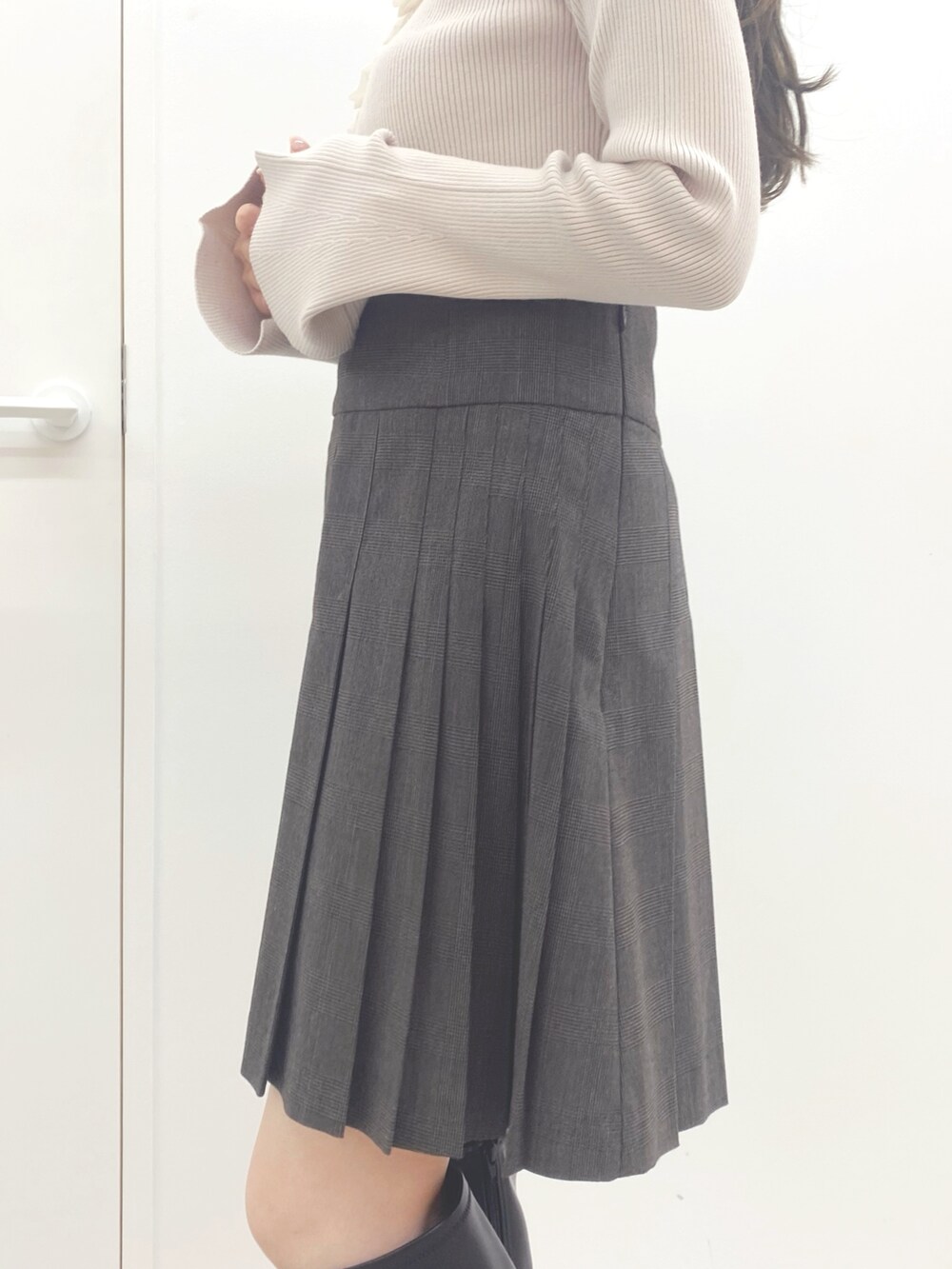 ブラック系のブーツ、ブラウン系のその他パンツ、ホワイト系のニット/セーターを着用したレディースの秋コーディネートの7枚目の写真