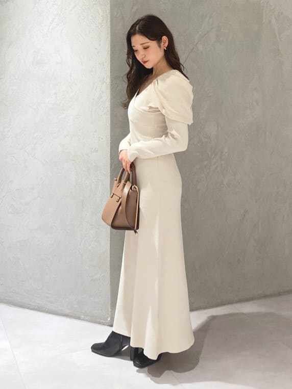 ブラック系のブーツ、ブラウン系のハンドバッグ、ホワイト系のワンピースを着用したレディースの秋コーディネートの7枚目の写真