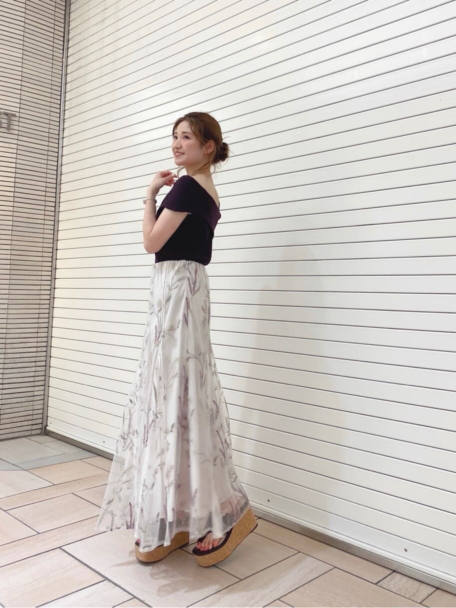 ホワイト系のスカート、ブラウン系のサンダル、ブラウン系のニット/セーターを着用したレディースの夏コーディネートの7枚目の写真