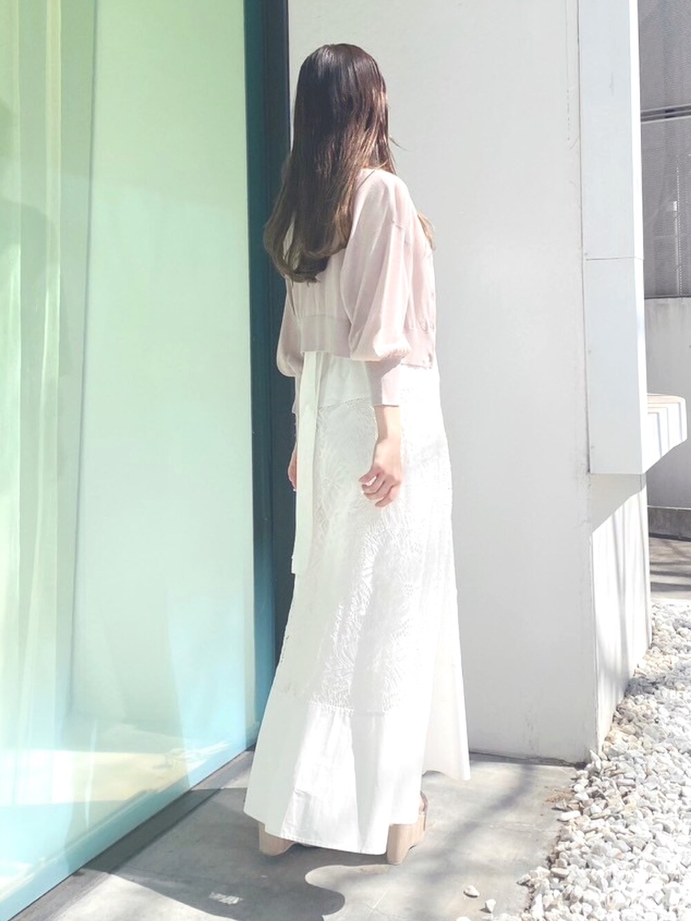 その他のサンダル、ホワイト系のワンピース、ベージュ系のカーディガン/ボレロを着用したレディースの夏コーディネートの3枚目の写真