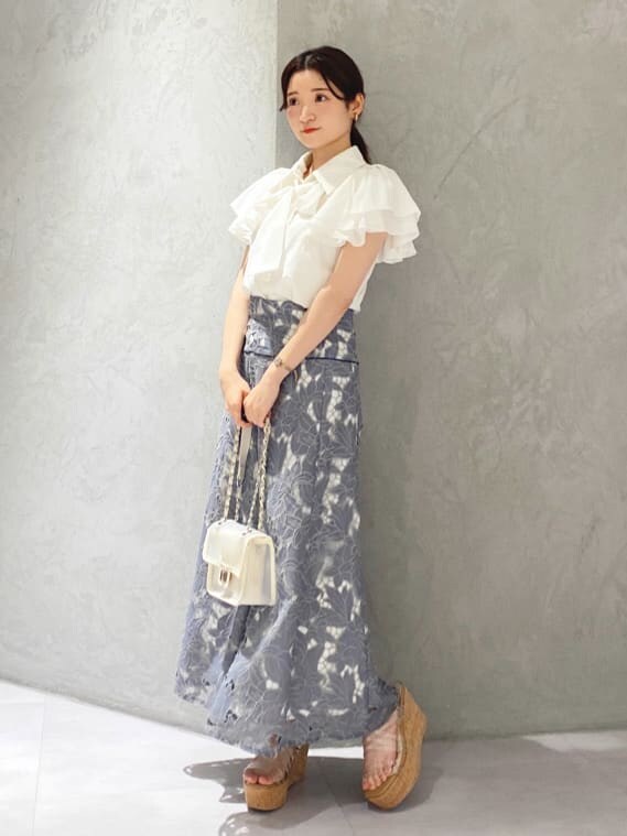 その他のサンダル、ブルー系のスカート、ホワイト系のシャツ/ブラウスを着用したレディースの夏コーディネートの8枚目の写真