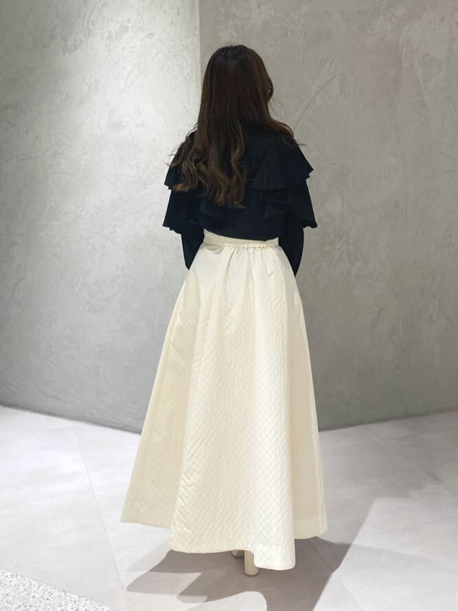 ホワイト系のブーツ、ブラック系のシャツ/ブラウス、ホワイト系のスカートを着用したレディースの夏コーディネートの9枚目の写真