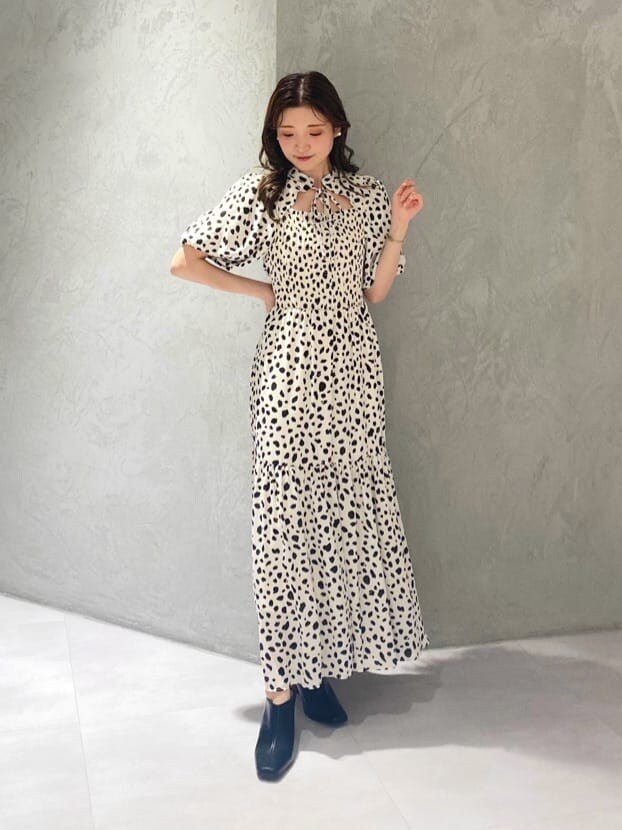 ブラック系のサンダル、ホワイト系のワンピース、ブラック系のサンダルを着用したレディースの夏コーディネートの2枚目の写真