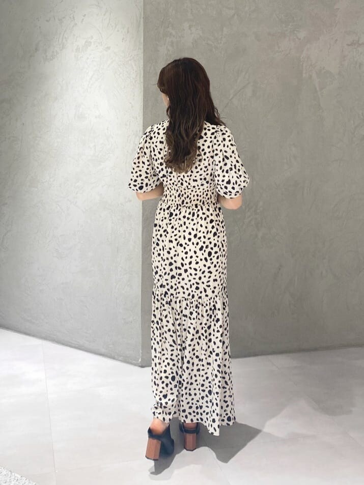 ブラック系のサンダル、ホワイト系のワンピース、ブラック系のサンダルを着用したレディースの夏コーディネートの7枚目の写真