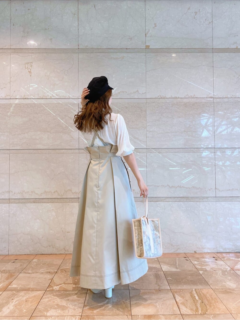 ベージュ系のハンドバッグ、ホワイト系のニット/セーター、ベージュ系のスカートを着用したレディースの夏コーディネートの6枚目の写真