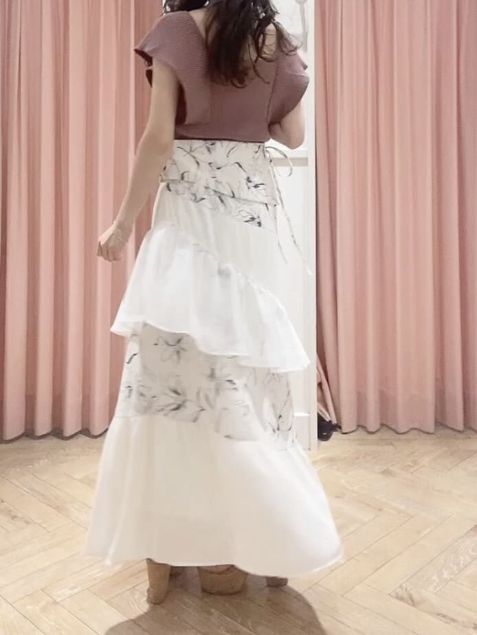 ブラウン系のニット/セーター、ホワイト系のスカートを着用したレディースの夏コーディネートの5枚目の写真