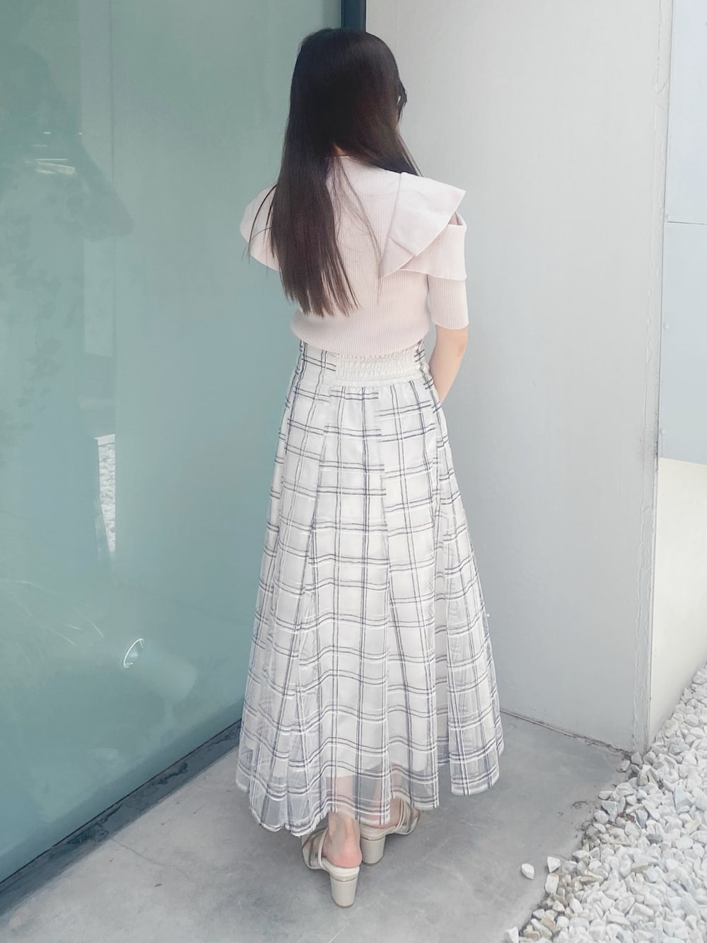 ホワイト系のサンダル、ホワイト系のハンドバッグ、ホワイト系のスカートを着用したレディースの夏コーディネートの7枚目の写真