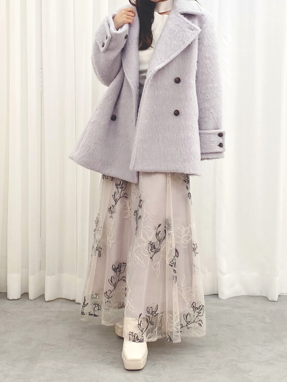 グレー系のその他アウター、ホワイト系のブーツ、ホワイト系のニット/セーターを着用したレディースの夏コーディネートの2枚目の写真