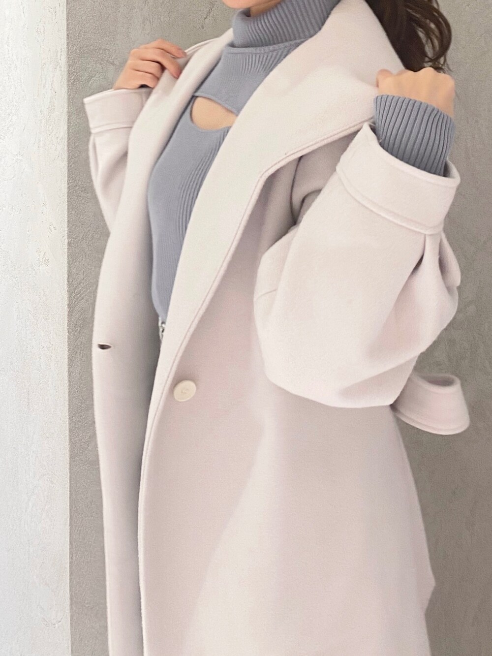 ホワイト系のスカート、ブルー系のニット/セーター、ホワイト系のチェスターコートを着用したレディースの冬コーディネートの8枚目の写真