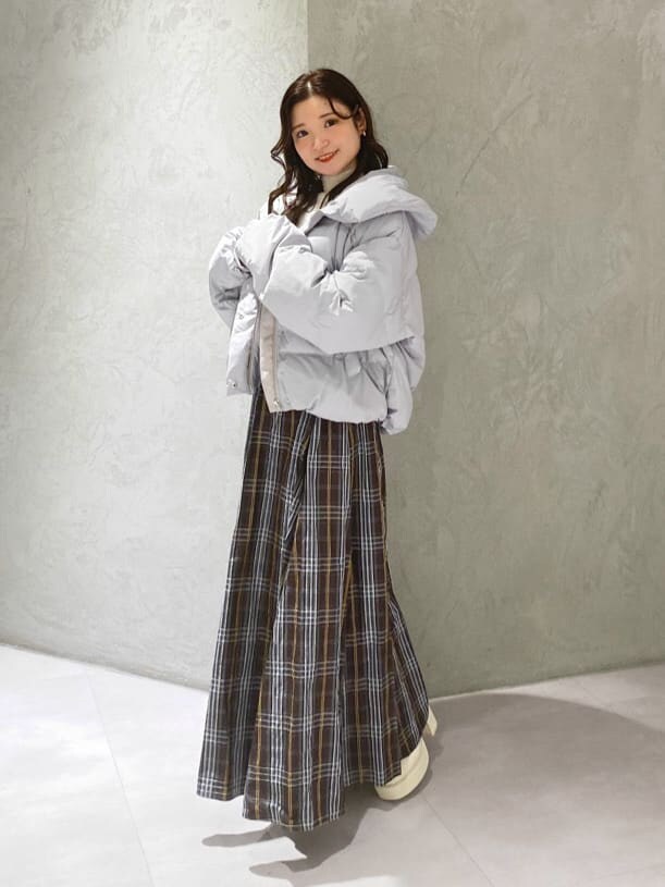 ブルー系のダウンジャケット/コート、ホワイト系のニット/セーター、ブルー系のダウンジャケット/コートを着用したレディースの秋コーディネートの2枚目の写真