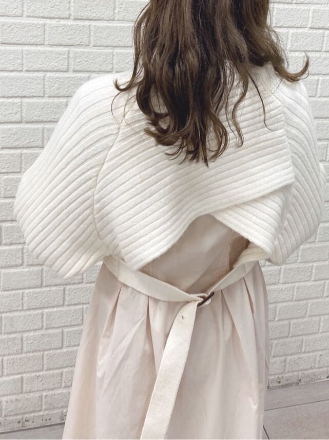 ホワイト系のその他シューズ、ホワイト系のワンピース、ブルー系のハンドバッグを着用したレディースの秋コーディネートの5枚目の写真