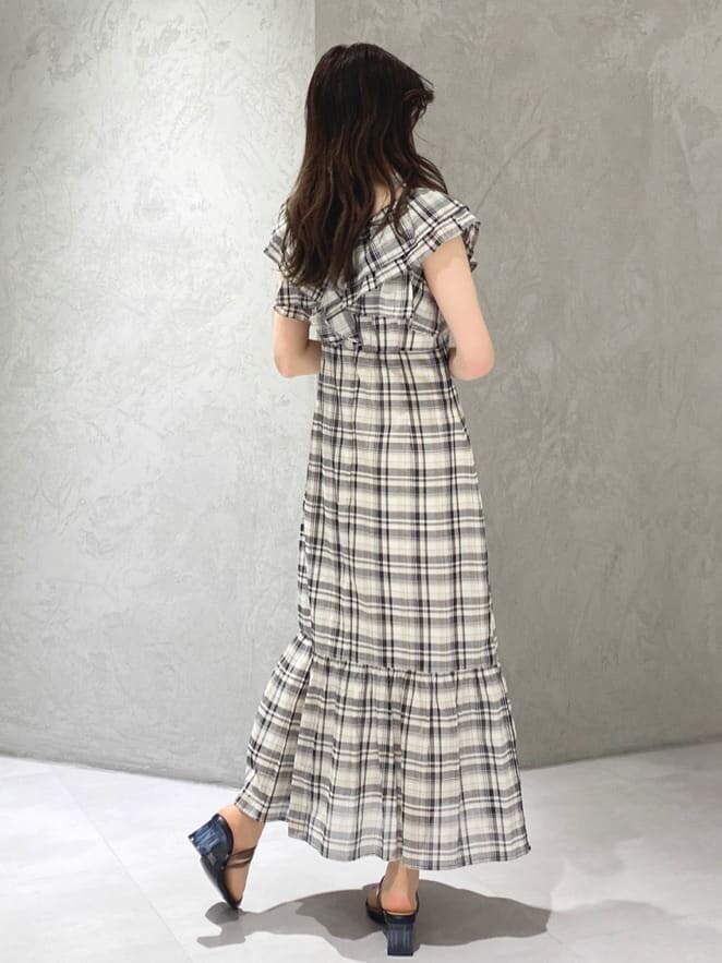 その他のワンピース、ブラック系のサンダル、ベージュ系のトートバッグを着用したレディースの春コーディネートの5枚目の写真