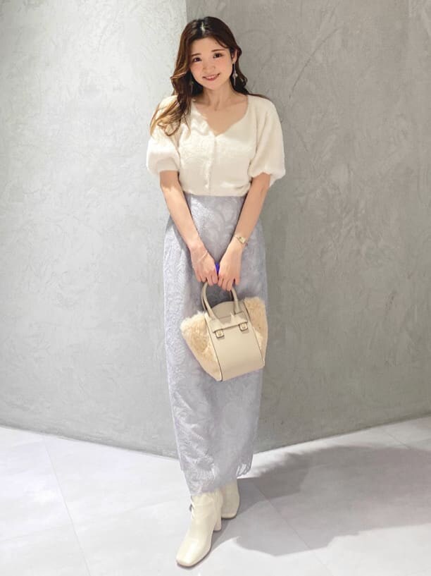 ホワイト系のカーディガン/ボレロ、ホワイト系のブーツ、グレー系のスカートを着用したレディースの夏コーディネートの4枚目の写真